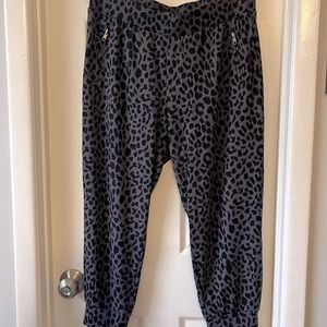 Torrid gray black leopard cheetah jogger stretchy pull on pant size 0 10-12